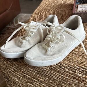 Atoms Men size 10.5 White Casual Sneakers